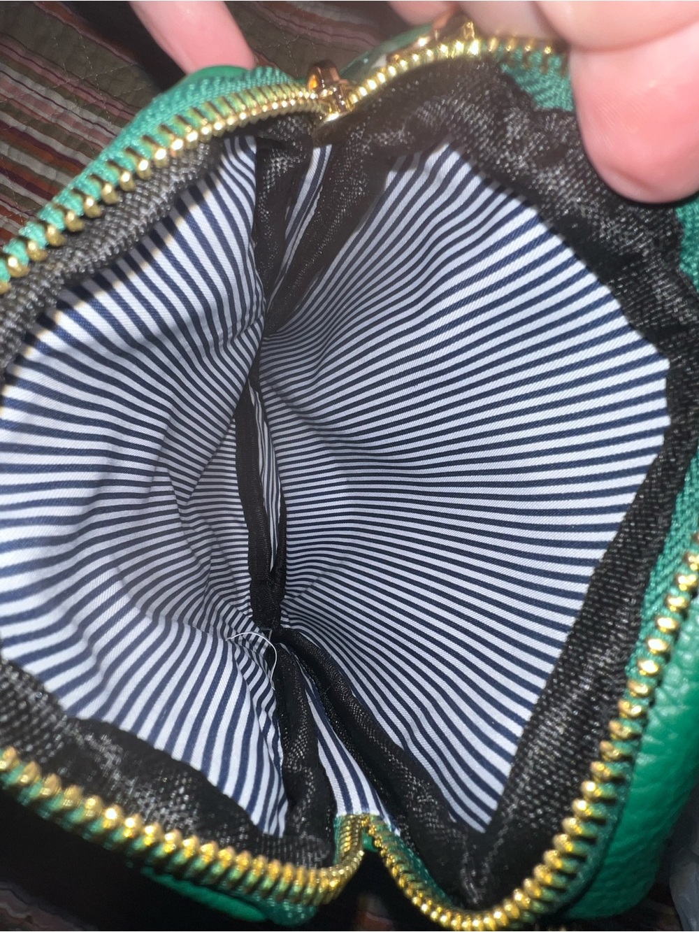 Green Crossbody Phone Bag - Compact Vegan Leather Shoulder Pouch - Picture 5 of 7